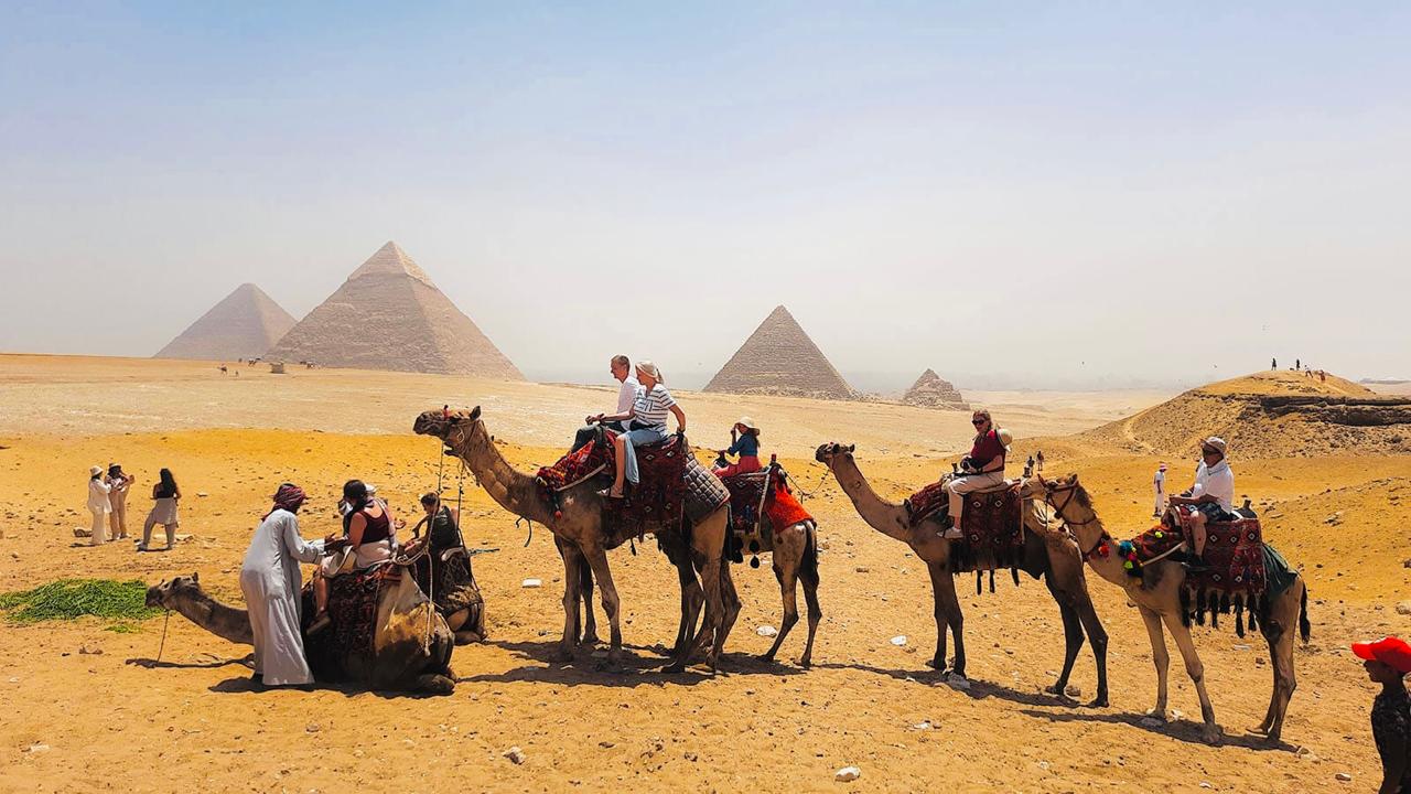Giza Pyramids, Sakkara and Memphis Day Tour