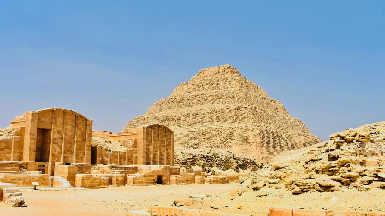 Giza Pyramids, Sakkara and Memphis Day Tour